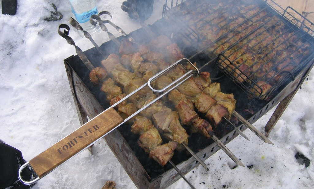Пикник зимой в лесу